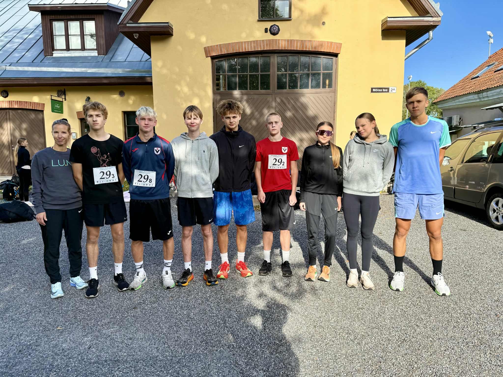 Püünsi Kooli võistkond Johan Laidoneri olümpiateatejooksu viies